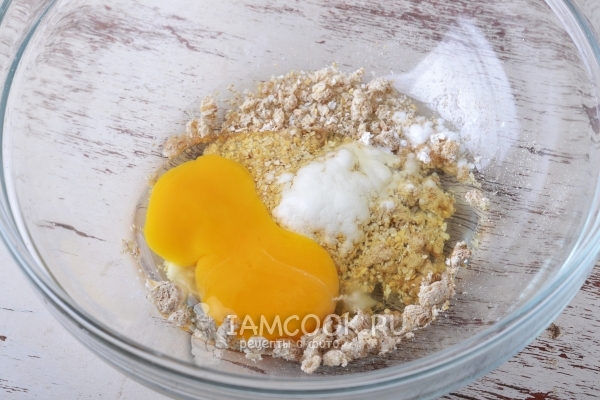 Соединить яйцо, отруби и разрыхлитель