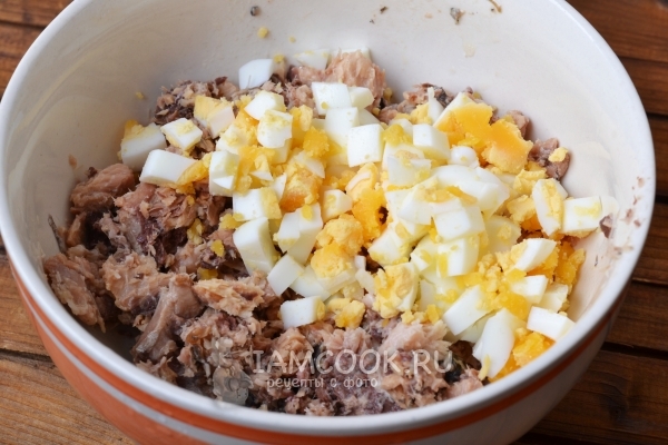 Соединить яйца с рыбой