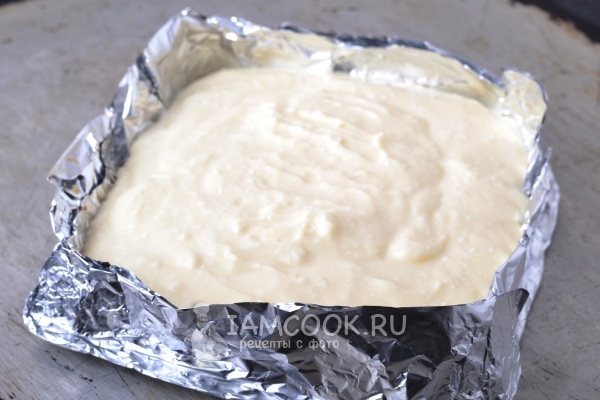 Выложить творожную массу