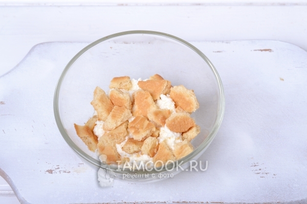 Положить слой творога и печенья