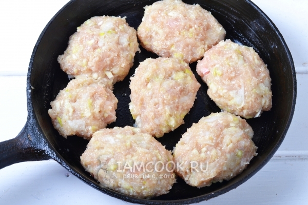 Положить котлеты на сковороду