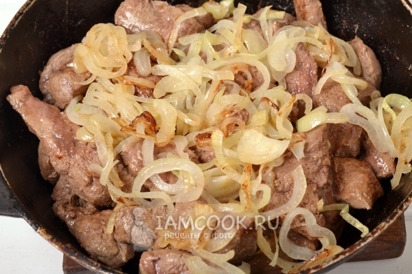 Положить к печени лук
