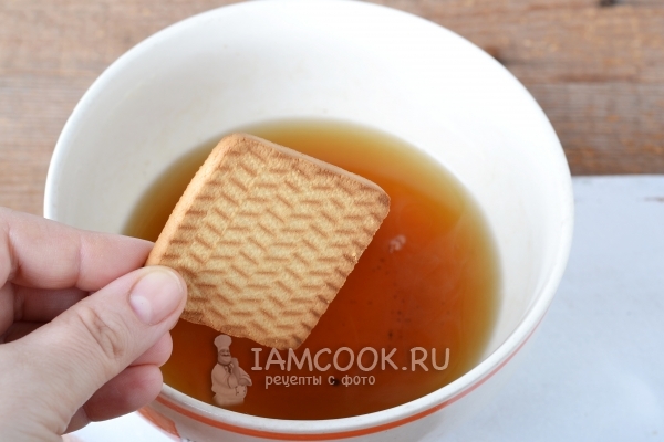 Обмакнуть печенье в чай