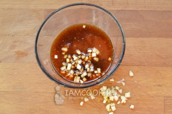 Соединить чеснок, соевый соус и кетчуп