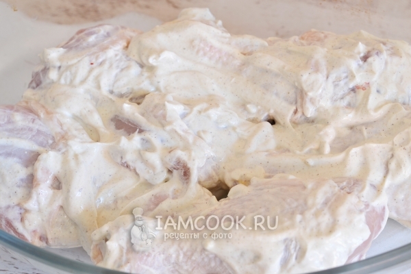 Положить куриные ножки в форму