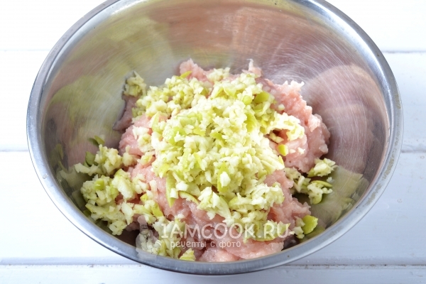 Добавить измельченное яблоко