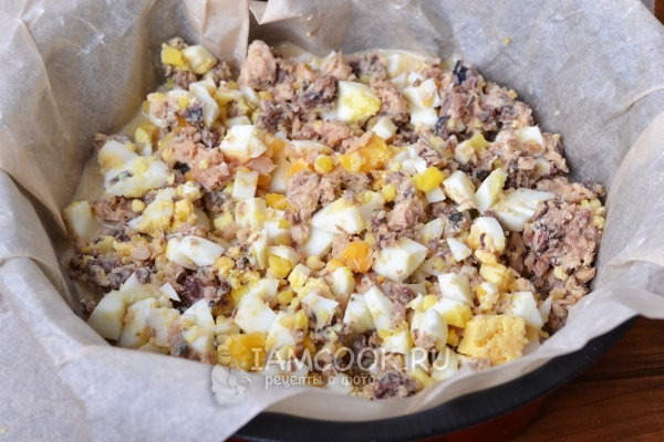 Выложить на тесто начинку