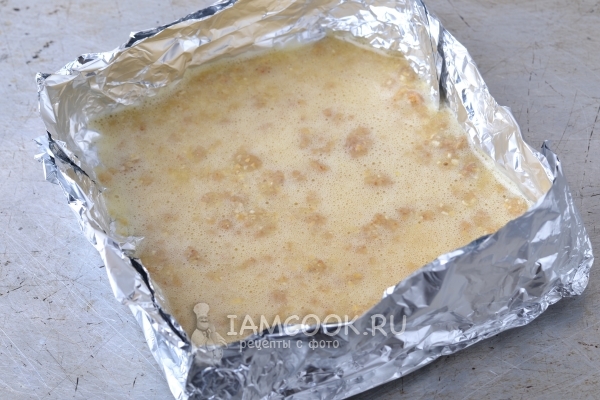 Выложить тесто в форму