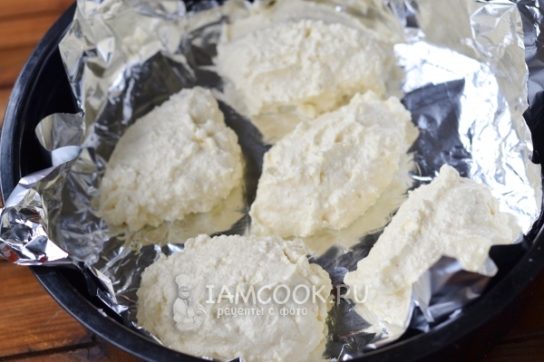 Положить на фольгу творожную массу