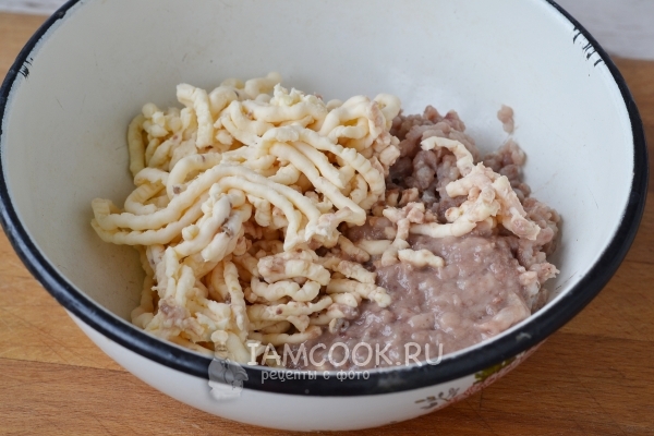 Перекрутить на мясорубке плавленые сырки