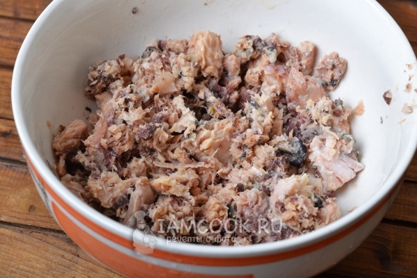 Размять рыбу вилкой