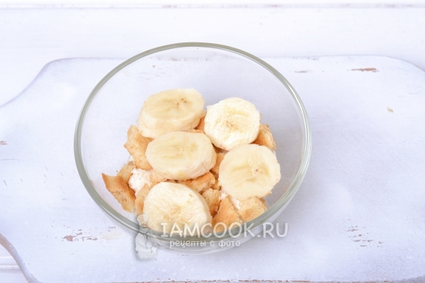 Положить слой бананов