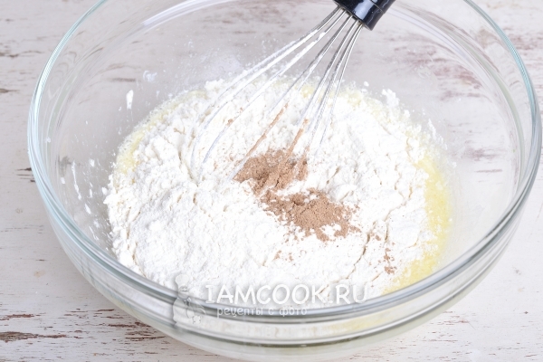 Всыпать муку и корицу