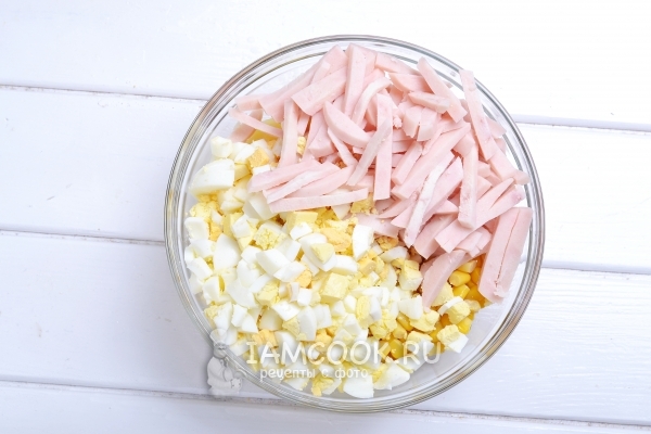 Добавить ветчину и яйца