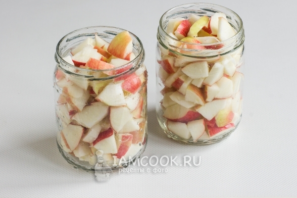 Переложить яблоки в банки