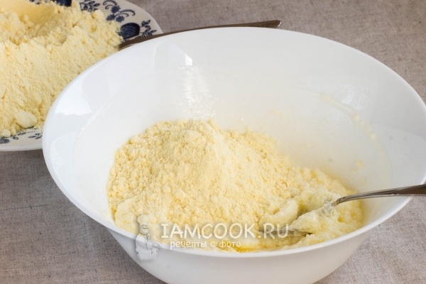 Всыпать муку