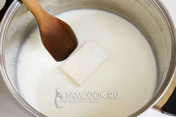 Соединить молоко, масло и сахар