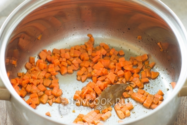 Обжарить морковь