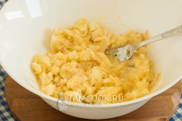 Размять бананы вилкой