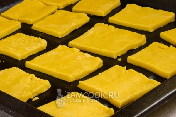 Положить тесто на противень