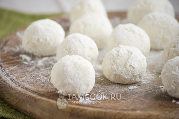 Обваляли ленивые вареники в муке