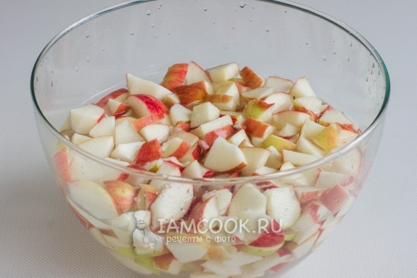 Положить яблоки в воду с лимонной кислотой