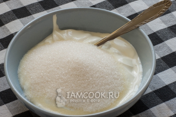 Соединить сметану с сахаром
