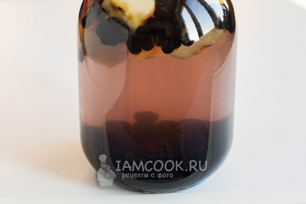 Залить банку кипятком доверху