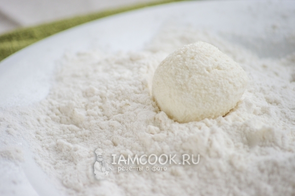 Скатали творожный шарик
