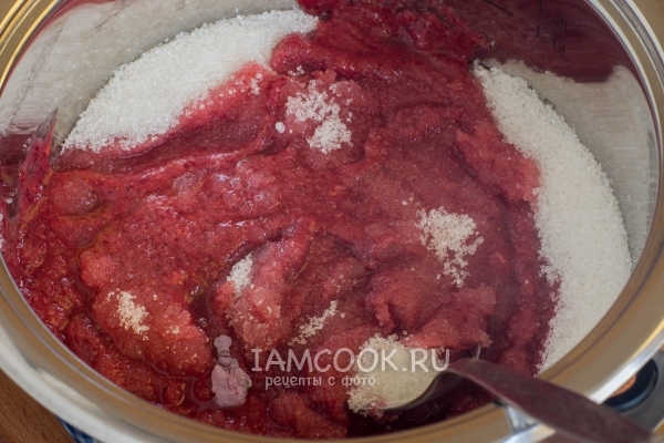 Размешать землянику с сахаром