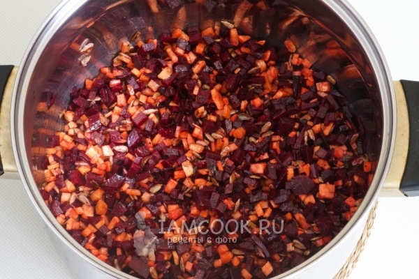 Добавить свеклу и морковь