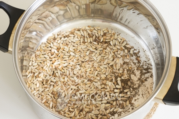 Обжарить семечки с кориандром