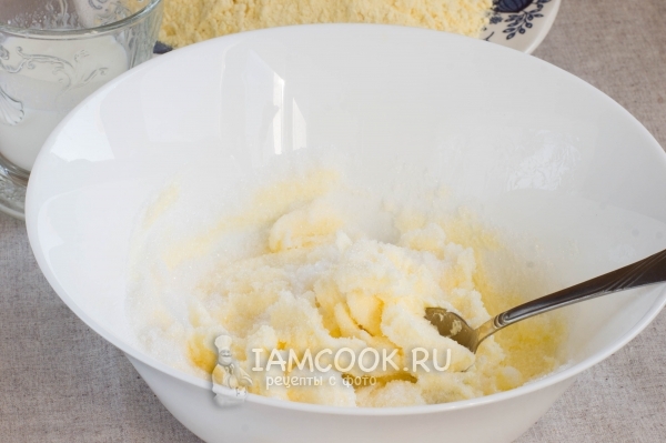 Размешать масло с сахаром