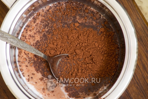 Соединить молоко, сахар и какао