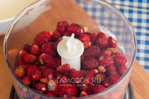 Положить землянику в блендер