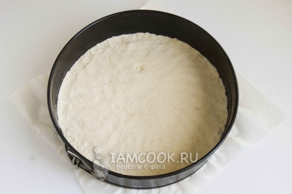 Выложить тесто в форму