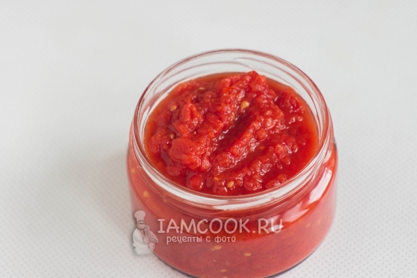 Переложить томатное пюре в банку