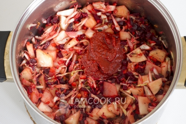 Добавить картофель, капусту и томатную пасту