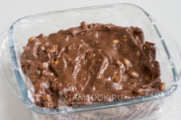 Выложить щербет в форму