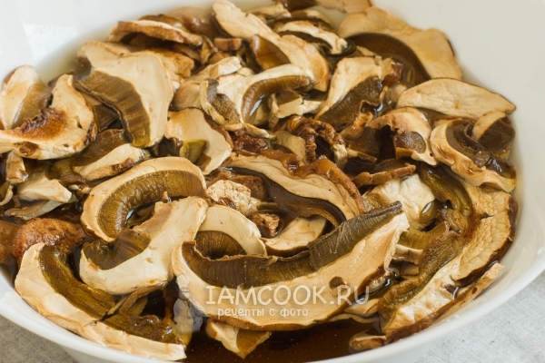 Замочить грибы в воде