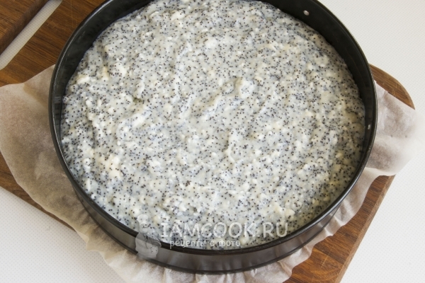 Положить начинку на тесто