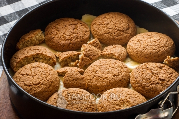 Положить слой печенья