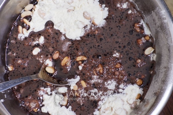 Соединить ореховую и шоколадную смеси