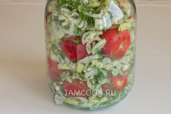 Наполнить банку овощами с зеленью