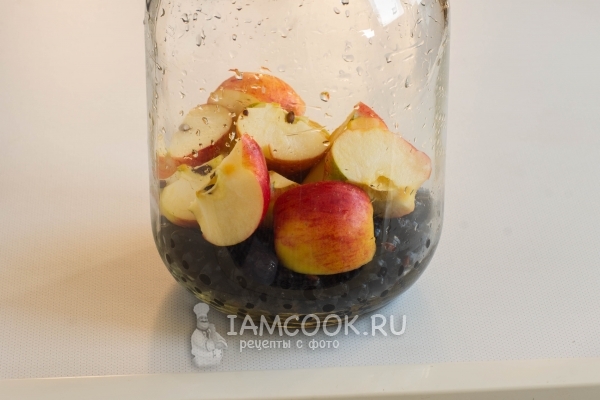 Положить дольки яблок