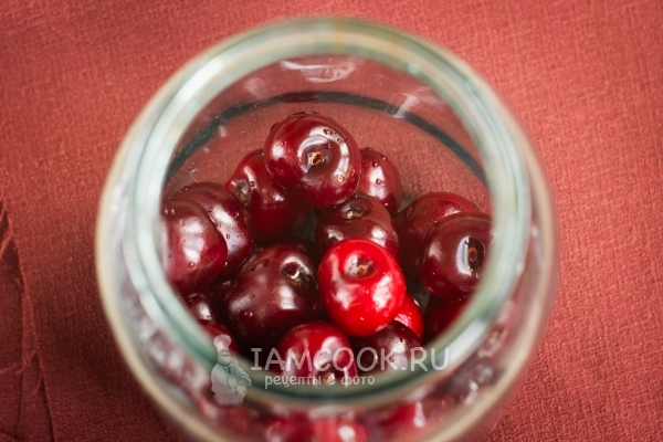Положить вишню в банку