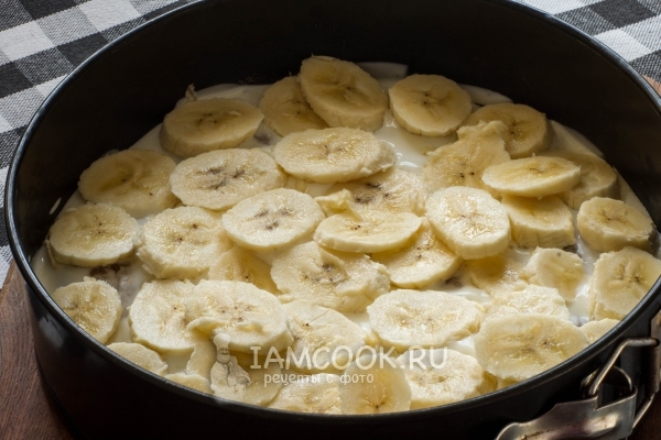 Положить на печенье крем и бананы