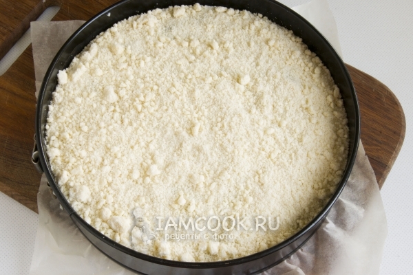 Присыпать начинку тестом