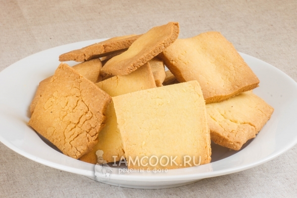 Рецепт Вливаем кефир по частям, перемешиваем.