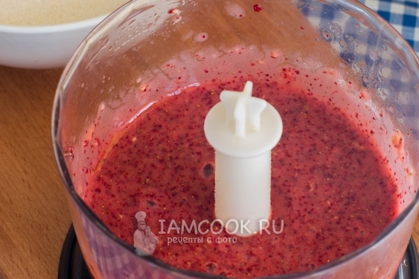 Пюрировать блендером землянику